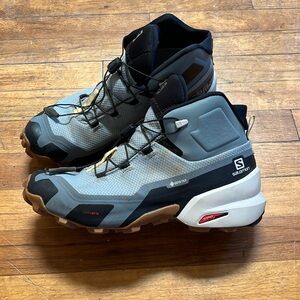 Salomon gore-Tex cross hike women size 8.5 in good condition